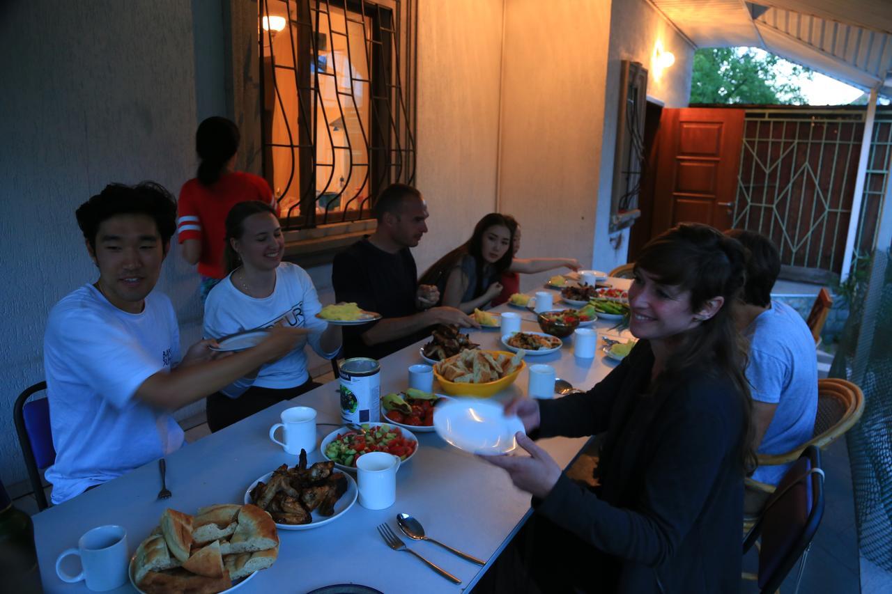 "European" Backpackers Hostel In Almaty Eksteriør bilde